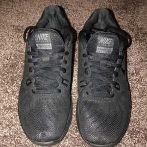 black nike training shoes